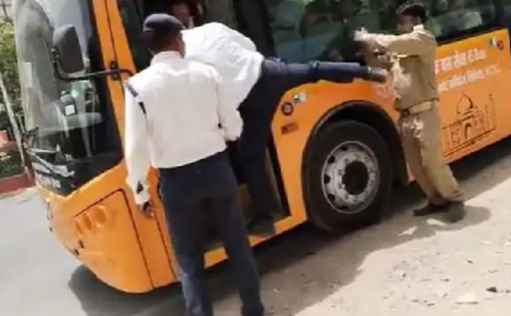 Kanpur में हेड कांस्टेबल ने दिखाई दबंगई: कंडक्टर ने पैसा मांगा तो कर दी पिटाई, वीडियो बनाने पर सिपाही को मारी लात